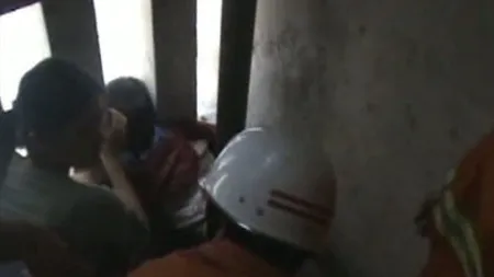 Copil, salvat de pompieri după ce a rămas înţepenit cu capul între doi stâlpi VIDEO