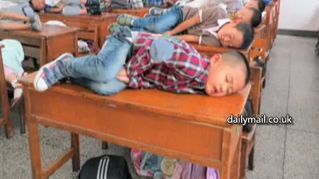 Imagini incredibile! Elevii dorm pe bănci în pauza de prânz într-o şcoală din China
