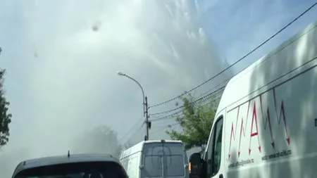 ŞTIREA TA: Arteziană în centrul Capitalei, după ce o conductă s-a spart  VIDEO