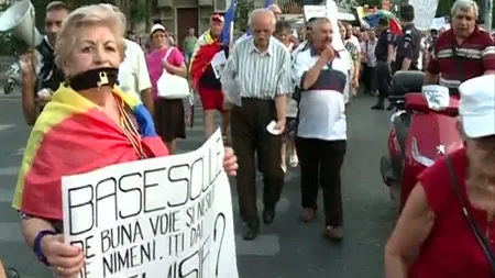 Zece seri de proteste la Cotroceni împotriva întoarcerii lui Băsescu în fruntea statului
