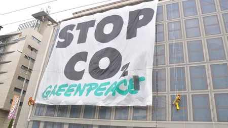 Protest inedit al Greenpeace la Bucureşti: Banner imens pe clădirea Ministerului Economiei FOTO