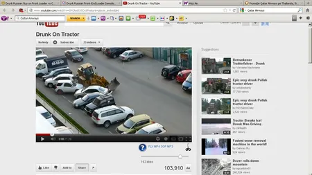 Un rus beat a lovit cu excavatorul ŞAPTE maşini, în doar 20 de secunde VIDEO