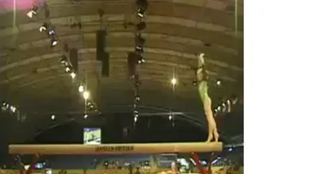 Gimnastica presupune efort şi durere. Vezi ce a păţit o sportivă la bârnă VIDEO