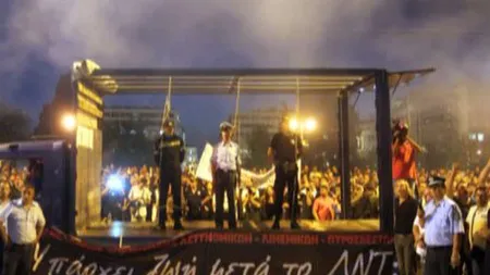 Protest cu funia de gât împotriva austerităţii, la Atena