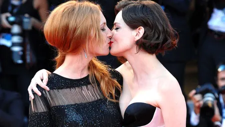 Două actriţe se sărută pe covorul roşu de la Veneţia, în faţa lui Robert Redford FOTO