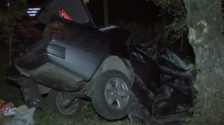 Grav accident în Vâlcea: Doi tineri au murit după ce au intrat cu maşina într-un copac