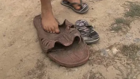 Doi tineri din Timiş au descoperit un papuc uriaş. Şlapul este mărimea 63 VIDEO
