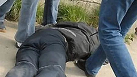 Paznicul unui liceu sucevean, bătut de doi tineri şi aruncat peste gard