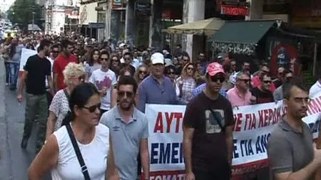 Sute de angajaţi ai administraţiilor locale şi din domeniul privat au protestat la Atena