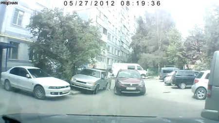 Şoferiţă de coşmar! O rusoaică încearcă să-şi parcheze maşina şi provoacă un dezastru VIDEO