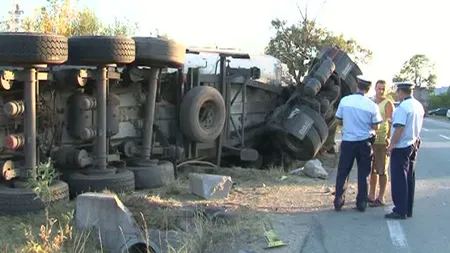 Trafic îngreunat pe DN 7, după ce un tir s-a răsturnat pe şosea