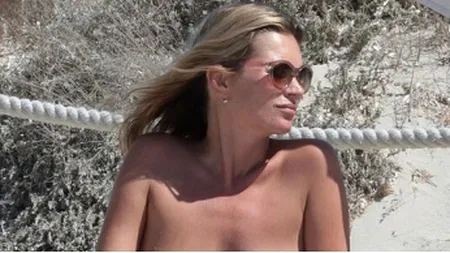 Kate Moss, cu sânii goi la plajă FOTO