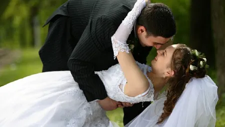 Criza economică taie cheful de căsătorie: Românii fac din ce în ce mai puţine nunţi