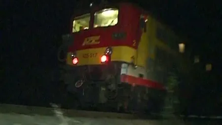 Ancheta în cazul elevei căzute din tren: A deschis uşa după ce a fumat şi a fost trasă de curenţi