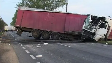 Două tiruri s-au ciocnit în judeţul Harghita VIDEO