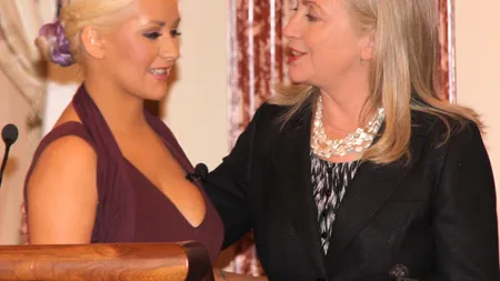 Hillary Clinton, cu ochii în decolteul generos al Christinei Aguilera. VEZI FOTO