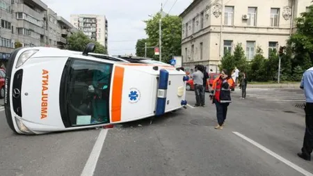 Trei răniţi după ce o ambulanţă s-a răsturnat, la Drobeta Turnu Severin