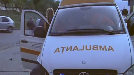 Ambulanţă, lovită de un şofer beat. Medicul şi asistenta au fost răniţi