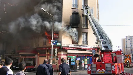 O femeie a murit înghiţită de flăcări într-un hotel din Franţa, locuit de imigranţi şi săraci
