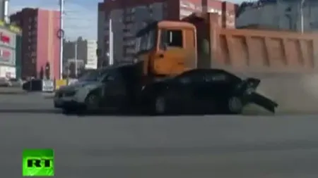 Accident spectaculos: O basculantă a lovit 12 maşini deodată VIDEO
