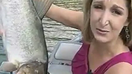 Panică şi râsete: O reporteriţă, dărâmată de un peşte acrobat VIDEO