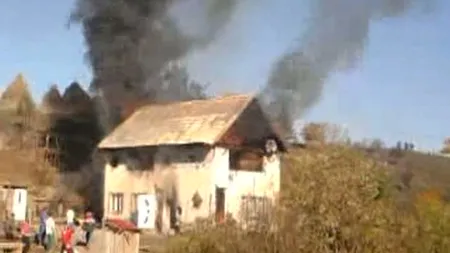 Casă distrusă într-un incendiu, la Bistriţa. O femeie a ajuns la spital