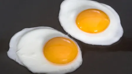 Controversă: Cum e mai bine să mănânci oul, doar albuşul sau şi gălbenuşul?
