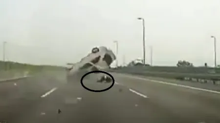 Accident GRAV în China. Un om a fost ARUNCAT din maşină VIDEO