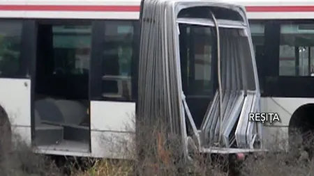 Hoţii de fier vechi au furat bucăţi din autobuzele din Reşiţa