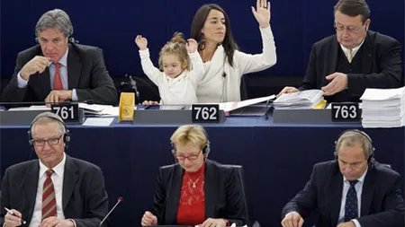 FOTOGRAFIA ZILEI: O fetiţă de doi ani votează alături de mama ei în Parlamentul European