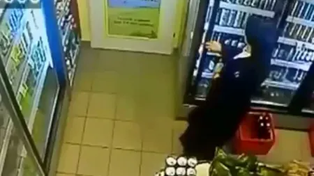 O măicuţă din SUA, prinsă la furat de bere VIDEO