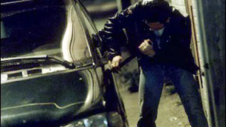 Tânăr cercetat pentru furt după ce şi-a vândut de două ori maşina şi a furat-o de la proprietari