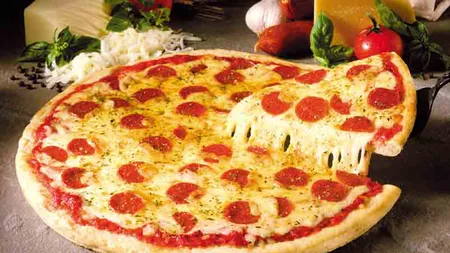Pizza gratuită pe VIAŢĂ pentru cel care îi va întreba pe Obama şi Romney ce fel de pizza preferă
