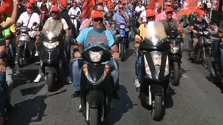 Lupta împotriva austerităţii: Sindicaliştii greci au manifestat pe motociclete şi scutere VIDEO