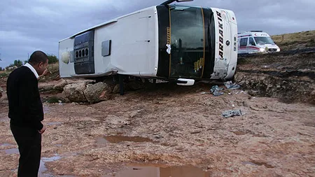 Inundaţii în Turcia: Un autocar a fost măturat de ape, o femeie a murit VIDEO