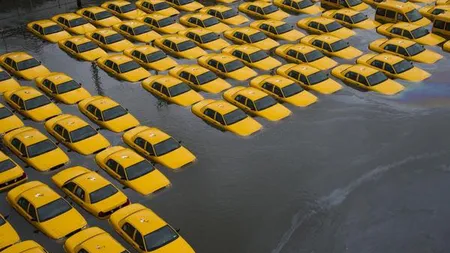 URAGANUL SANDY. Imagini CUTREMURĂTOARE din oraşul New York. Cel puţin 10 persoane au murit