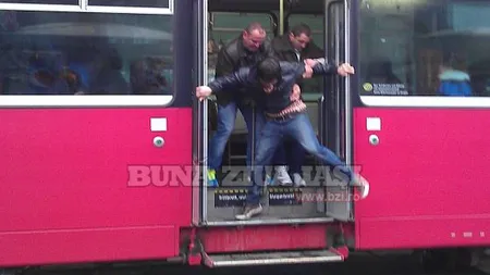 Scene incredibile la Iaşi: Un student a fost AGRESAT în tramvai de doi controlori VIDEO