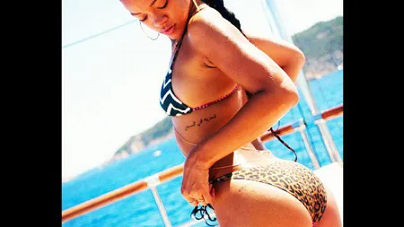 Rihanna s-a dezbrăcat pentru o revistă destinată bărbaţilor FOTO