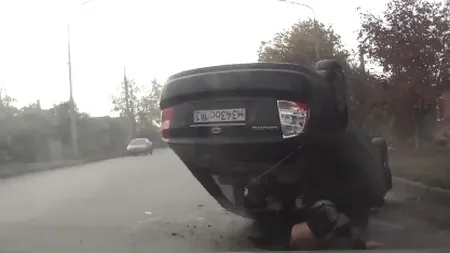 A scăpat MIRACULOS cu viaţă. O femeie a fost aruncată din maşină în urma unui accident VIDEO