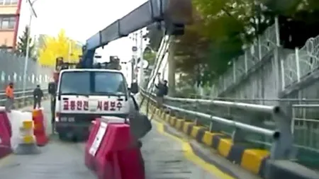 Atenţie la frâna de mână! Un camion a luat-o la vale şi era să provoace un accident grav VIDEO