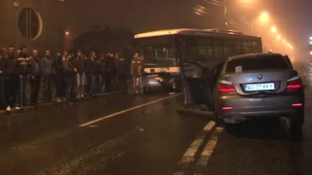 Accident mortal în Argeş: O maşină de lux a intrat sub un autobuz VIDEO