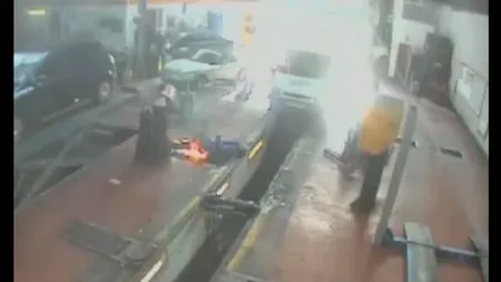 ACCIDENT TERIBIL: Un muncitor, cuprins de flăcări în service. I-a explodat un butoi în faţă VIDEO