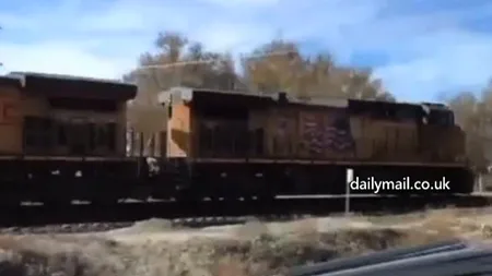 Au supravieţuit miraculos, după ce un camion a fost spulberat de tren VIDEO