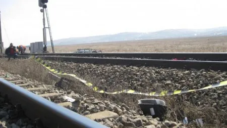 Accident pe Valea Oltului: Un TIR s-a răsturnat pe calea ferată şi a fost lovit de tren VIDEO