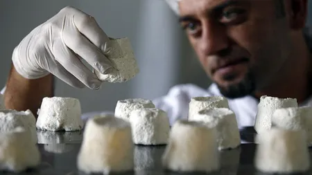 Cea mai scumpă brânză din lume: Este făcută din lapte de măgar şi costă o avere