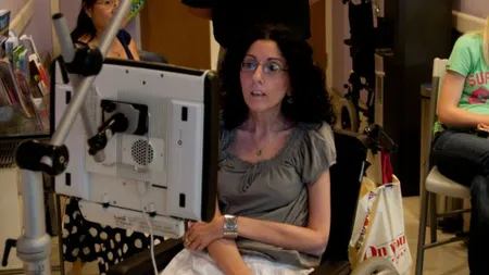 O femeie paralizată a învăţat să picteze cu ochii FOTO