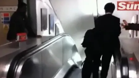 Un japonez beat a încercat minute în şir să coboare scările rulante care urcau VIDEO