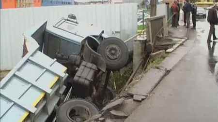 Accident în Reşiţa: Un camion al Jandarmeriei s-a răsturnat