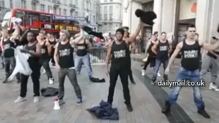 Spectacol inedit pe străzile Londrei: Au dansat în maiou în ciuda frigului VIDEO