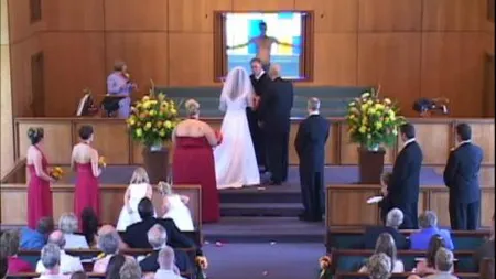 Nuntă cu surprize. Un musafir nepoftit şi-a făcut apariţia DEZBRĂCAT la biserică VIDEO